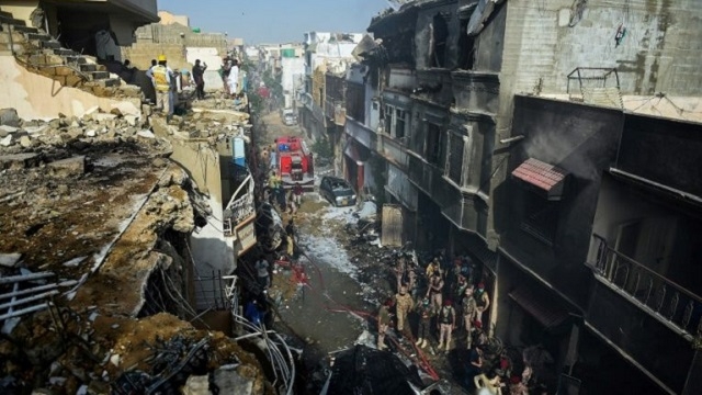 Pakistan: un Airbus A320 s'écrase à Karachi, au moins 97 morts