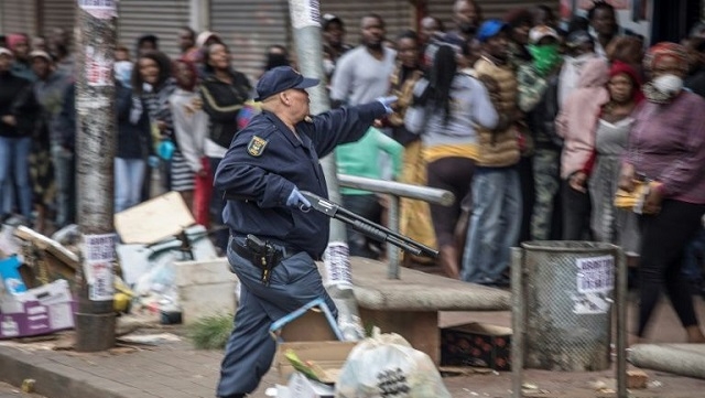 Afrique du Sud: la police tire des balles en caoutchouc pour faire respecter le confinement