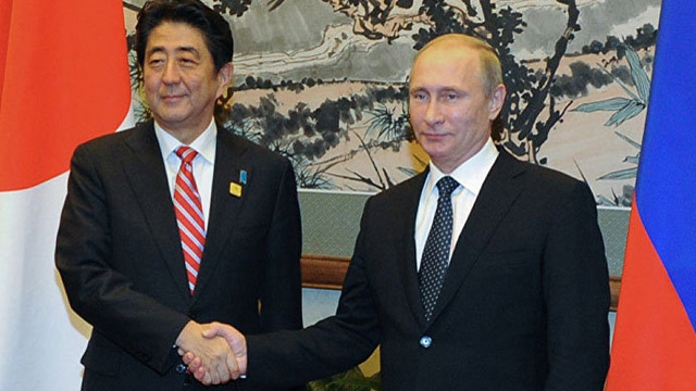 Rencontre entre Abe et Poutine à Sotchi sur fond de dispute territoriale