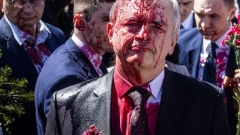 L'ambassadeur russe en Pologne aspergé de faux sang à Varsovie