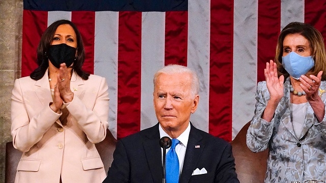 Deux femmes derrière Biden pour son discours au Congrès, une première