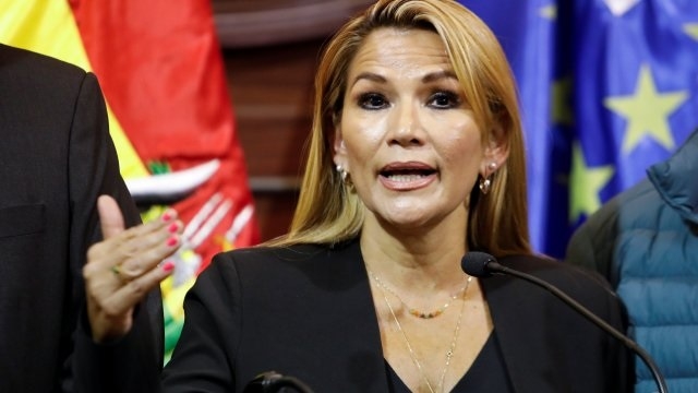 La présidente de Bolivie annonce qu'elle a été testée positive au coronavirus