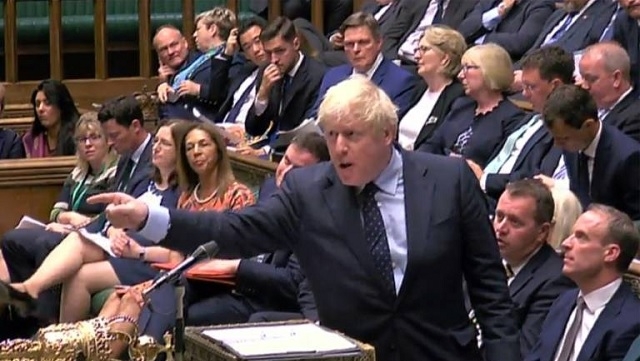 Brexit: Boris Johnson persiste et signe devant le Parlement