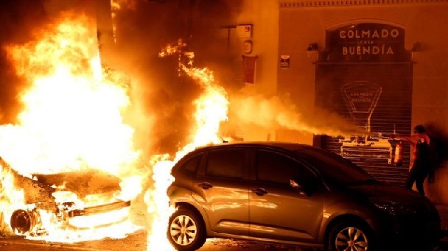 Voitures incendiées, cocktails molotov... Troisième nuit de violences en Catalogne