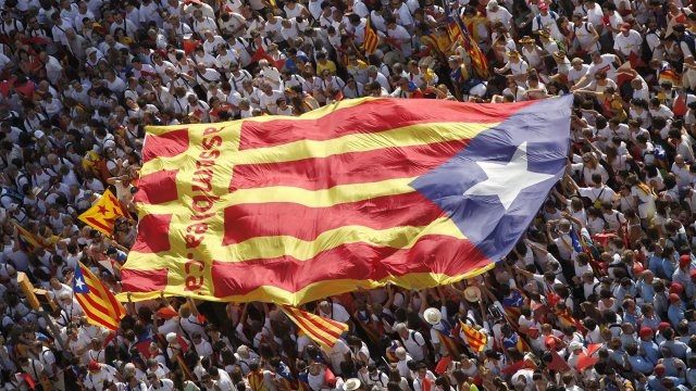 Référendum: des milliers de Catalans dans la rue