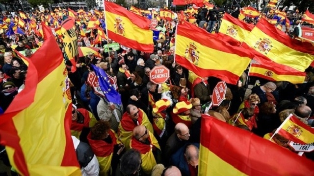 Espagne : la droite et l'extrême droite dans la rue contre Pedro Sanchez