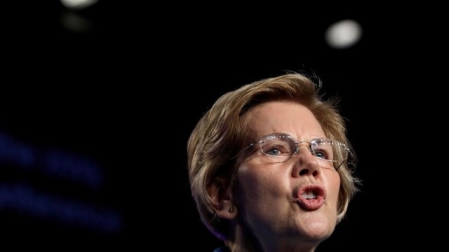 Warren demande au Congrès d'entamer le processus de destitution de Trump