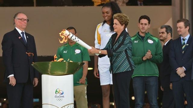 Brésil: la flamme olympique arrive, en pleine tourmente politique