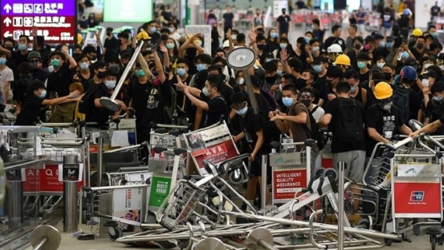 Hong Kong: accalmie à l'aéroport, la ville reste sous tension