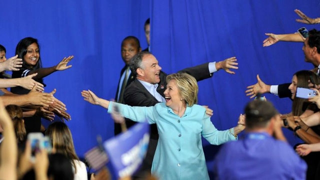 Etats-Unis: remous démocrates à la veille du sacre de Clinton à Philadelphie