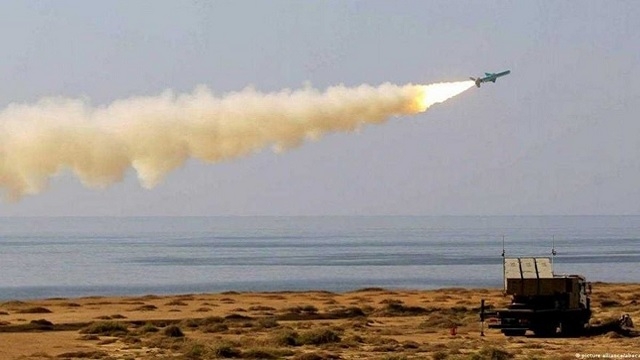 “La guerre israélo-iranienne sort de l’ombre” : Téhéran lance une attaque sans précédent de drones et de missiles contre Israël