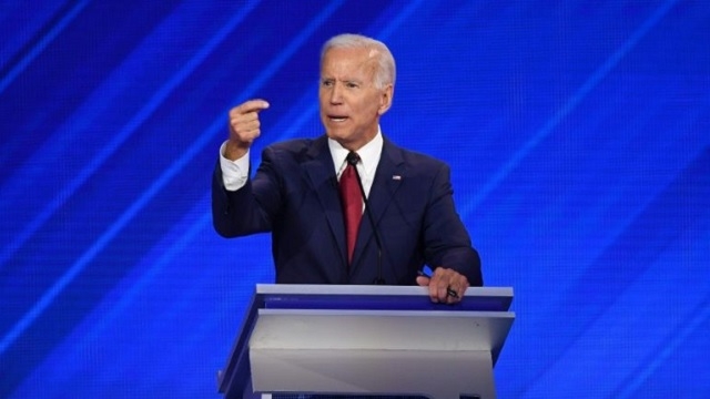 Le favori centriste Biden combatif dans un vif débat démocrate