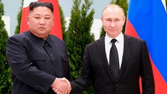 Kim Jong Un souhaite rencontrer Poutine en Russie pour discuter de livraisons d'armes, selon Washington