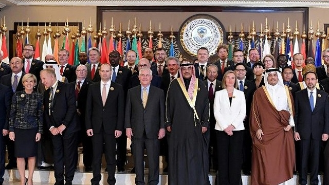 A Koweït, Tillerson appelle la coalition à rester concentrée sur l'EI