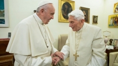 Sept ans après sa démission, Benoît XVI alimente la saga de