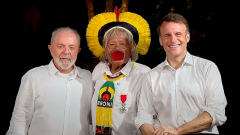 Brésil : Devant Lula son « frère », Raoni reçoit la Légion d’honneur des mains de Macron son « fils »