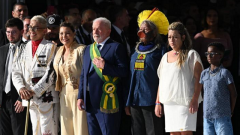 Lula investi au Brésil: Bolsonaro absent, l'écharpe présidentielle remise par des citoyens