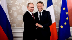 Emmanuel Macron parlera « prochainement » avec Poutine et tance Marine Le Pen