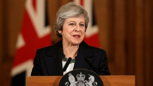 Brexit: Affaiblie par des revers, Theresa May défend fermement son accord