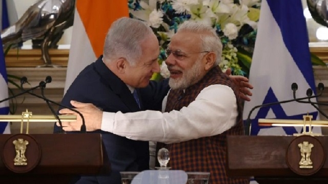 Inde: Modi et Netanyahu affichent leur proximité et signent des accords