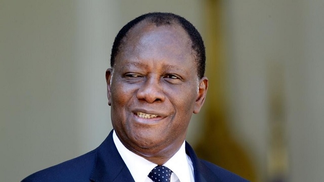 Reçu par Macron, Ouattara défend le franc CFA, 