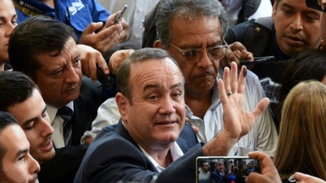 Présidentielle au Guatemala: le candidat de droite se proclame vainqueur