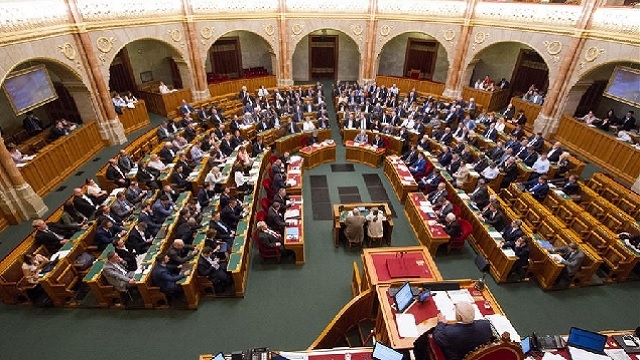 Le Parlement hongrois adopte un ensemble de lois contre l'immigration
