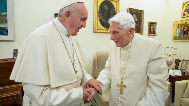 Le pape François et l'ex-pape Benoît XVI se vaccinent contre le COVID-19