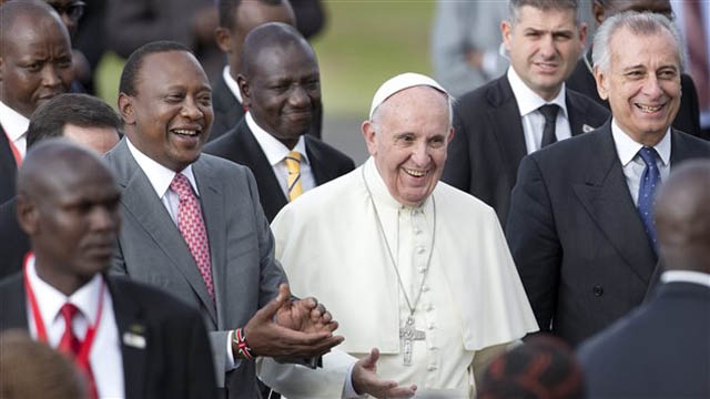 Au Kenya, le pape appelle à combattre désespoir et pauvreté qui nourrissent le terrorisme