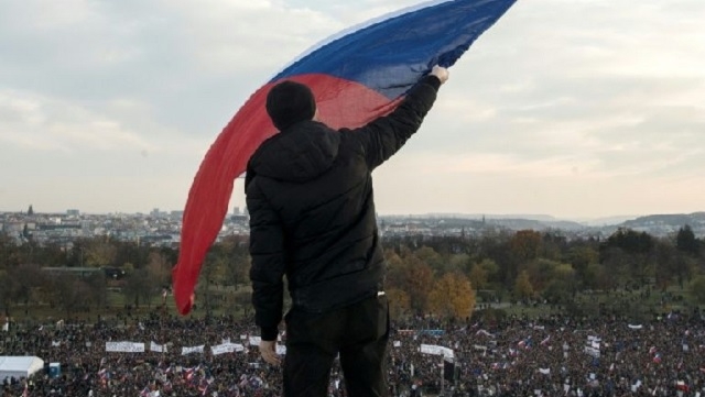 Plus de 200.000 manifestants à Prague contre le Premier ministre, 30 ans après la Révolution de velours