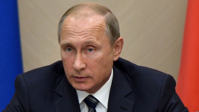 Poutine promulgue une loi sur les médias étrangers