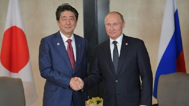 A Singapour, Poutine et Abe parlent d'un traité de paix