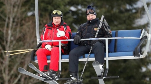Poutine et Loukachenko skient ensemble, malgré des relations tendues