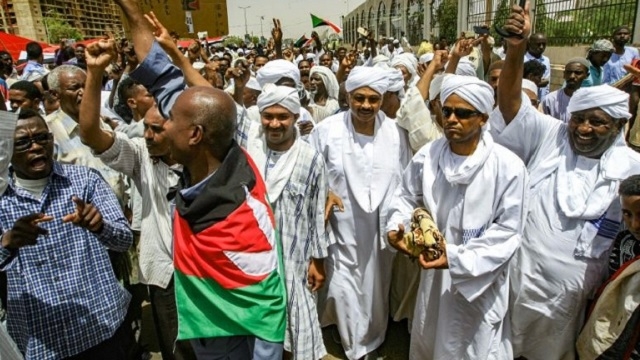 Soudan: joie des manifestants après la démission du chef du conseil militaire