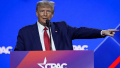 Donald Trump se moque de ses rivaux républicains lors d'une convention en Californie
