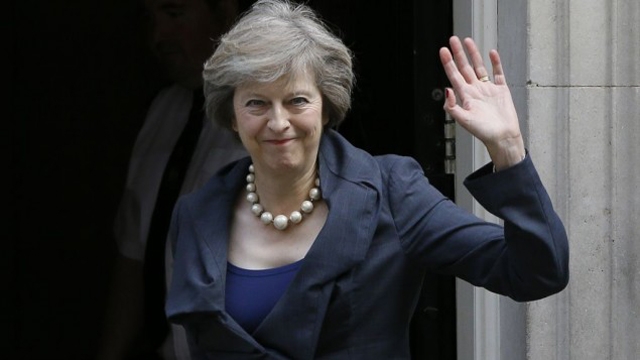 Royaume-Uni: Theresa May à Downing Street pour son 1er jour aux commandes
