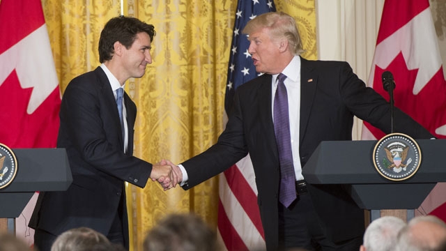 Trump reçoit Trudeau, négociations 