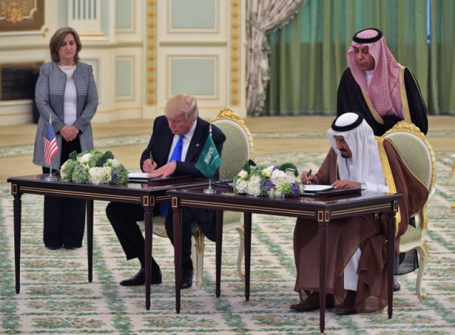 En Arabie saoudite, Trump et le roi Salmane signent pour plus de 380 milliards de dollars d'accords