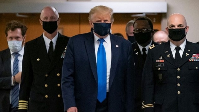 Donald Trump porte le masque, pour la première fois publiquement