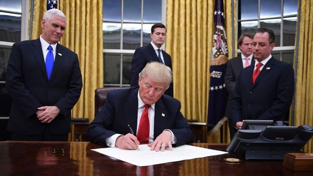 Trump signe un décret migratoire amendé et à nouveau contesté