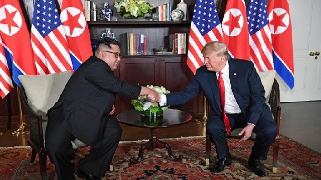 Poignée de main historique entre Trump et Kim