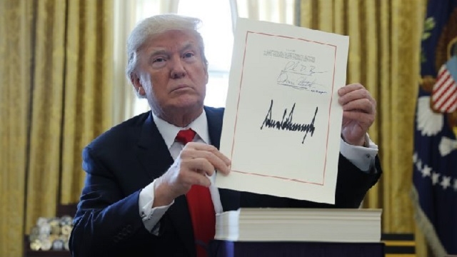 Trump a signé la loi sur la réforme fiscale aux Etats-Unis