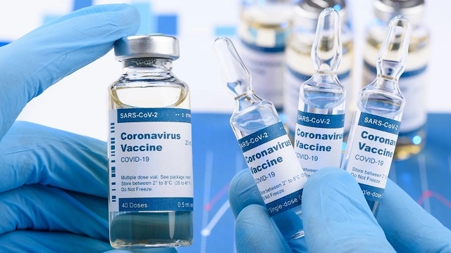 Virus: les économies plongent et la bataille des vaccins commence