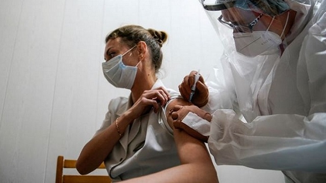 Coronavirus: La vaccination de la population a commencé en Russie