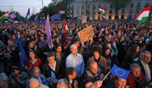 Hongrie: manifestation en faveur de l'UE et contre le Premier ministre