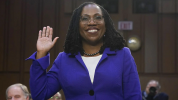 États-Unis: Ketanji Brown Jackson, première juge afro-américaine à la Cour suprême, a prêté serment