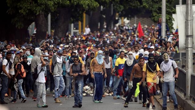 Venezuela: deux morts alors que l'opposition défile massivement